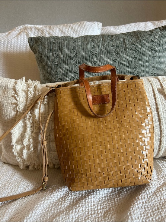 Uashmama Handbags - Uashmama - Woven Leather Shoulder Bag in Camel Brown